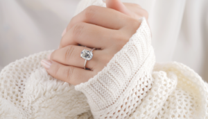 Lire la suite à propos de l’article Guide complet pour bien choisir sa bague de fiançailles en diamant et éviter les arnaques