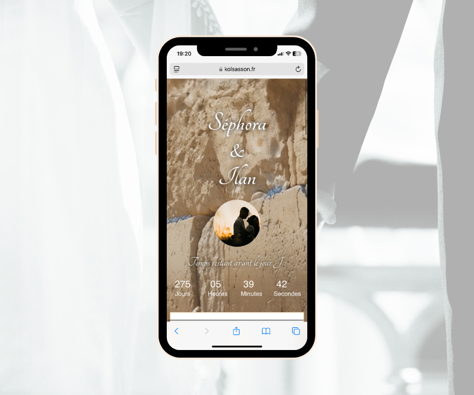 Faire-part électronique de mariage élégant avec la photo des mariés et le Kotel en arrière-plan, parfait pour un mariage spirituel et raffiné.
