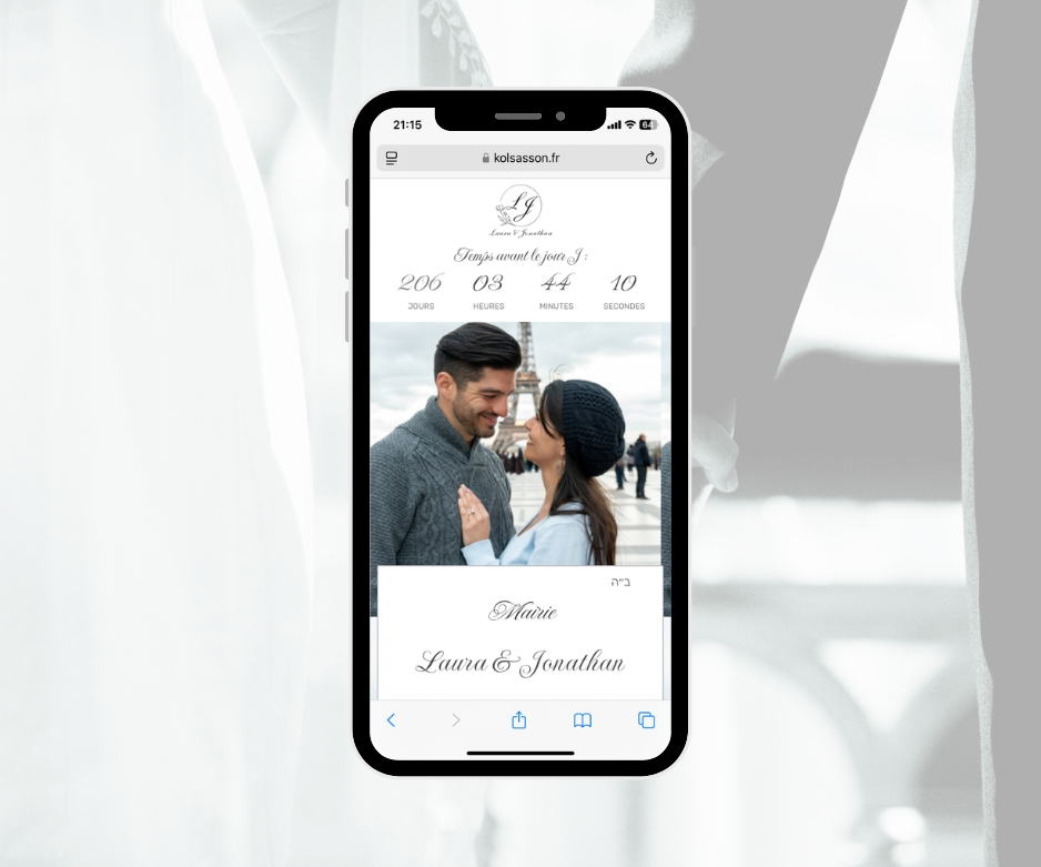 Faire-part électronique de mariage représentant un couple romantique devant la Tour Eiffel, avec un design élégant et parisien.